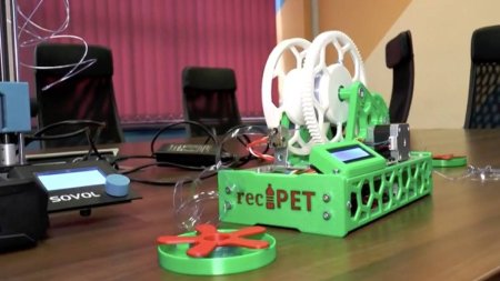 <span style='background:#EDF514'>INVENTIE</span> revolutionara, realizata de cinci elevi din Cluj: Aparatul care transforma PET-uri in plastic pentru imprimante 3D