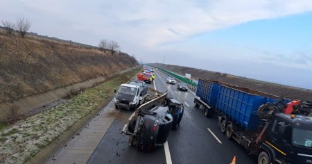 Accident pe Autostrada A1, in Alba. O platforma pe care se aflau doua masini de lux s-a rasturnat FOTO