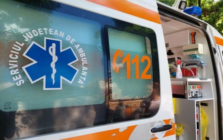 Ambulanta implicata intr-un accident pe <span style='background:#EDF514'>DN 17</span>. Echipajul medical si pacientul, raniti