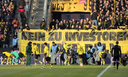 Meci din Bundesliga, intrerupt dintr-un motiv neobisnuit. Un jucator al lui Dortmund, lovit in cap de propriii fani cu <span style='background:#EDF514'>BANUT</span>i! + Pentru ce protestau suporterii