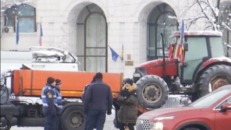 Protestul fermierilor si transportatorilor in Bucuresti: Un tractor pe platforma si un camion, in fata Palatului Parlamentului