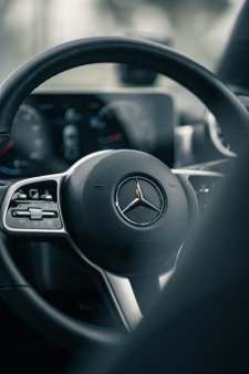 Surse: 'Producatorul auto Mercedes-Benz este deschis vanzarii dealerilor si atelierelor de service din Germania'