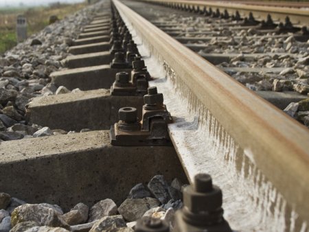 Sine de cale ferata rupte din cauza temperaturilor scazute. Intarzieri ale trenurilor