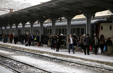 Trenuri intarziate dupa ce temperaturile scazute au dus la ruperea unor sine pe raza regionalelor CFR Iasi, Brasov si Craiova