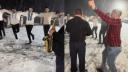 Imagini virale cu un grup de tineri care danseaza noaptea afara, de bucurie ca ninge, la Rucar