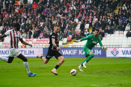 Gaziantep, cu patru romani titulari, a revenit de la 0-2 in deplasare cu Sivasspor. Maxim a fost eliminat pe final