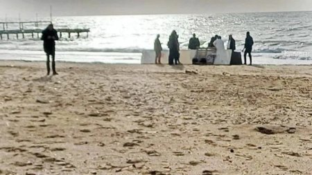 Cinci cadavre, unele cu membre taiate, au fost gasite in 4 zile pe plajele din Antalya. Doi barbati purtau doar <span style='background:#EDF514'>PANTALONI SCURTI</span> si pantofi