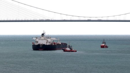 Traficul naval prin stramtoarea Bosfor, suspendat dupa ce un petrolier a ramas blocat