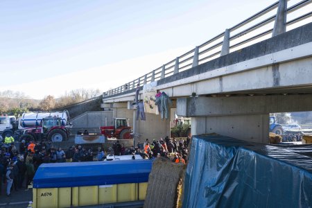 Fermierii francezi blocheaza de patru zile o autostrada si se pregatesc de extinderea protestelor la nivel national | VIDEO
