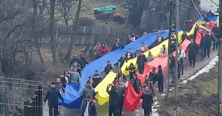 <span style='background:#EDF514'>TRICOLORUL</span> calator trece prin localitati din Muntenia si Moldova pentru a vesti Unirea. Drapelul are 120 de metri FOTO