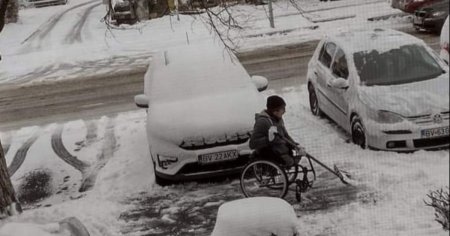 Imagini virale cu un barbat fara picioare din Fagaras. Imobilizat in scaunul cu rotile, curata zapada de pe masinile vecinilor. 