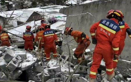 Peste 40 de persoane au fost ingropate de o alunecare de teren, in China. Sute de locuitori au fost evacuati. FOTO, VIDEO
