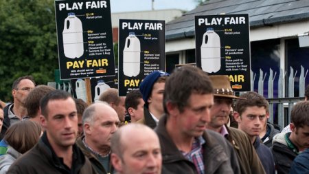 Regatul Unit: Agricultorii protesteaza in fata Parlamentului contra big six distrubuitori