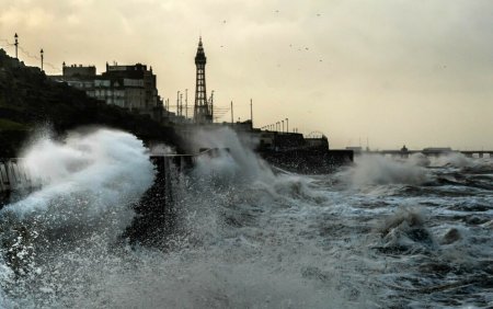 Cele mai puternice rafale din ultimii 20 de ani, de aproape 160 de km/ora, in Regatul Unit. Furtuna Isha face ravagii