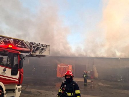 Incendiu puternic la o hala de depozitare din Timis: intervin zeci de pompieri