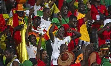 Echipa de fotbal din Guineea le cere fanilor sa nu mai sarbatoreasca, dupa ce 6 fani au murit