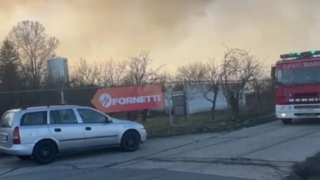 Incendiu puternic la depozitul unei fabrici de alimente, in Timis. Zeci de pompieri intervin la fata locului