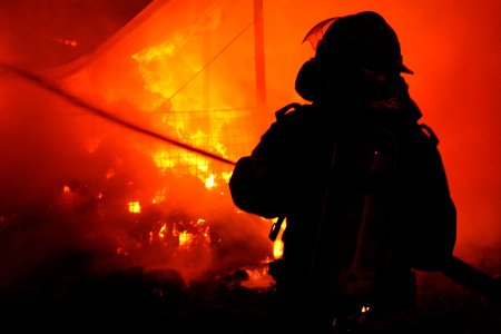 BREAKING: Incendiu puternic la o hala de depozitare din Timis: intervin zeci de pompieri. Primele date arata ca focul se manifesta pe aproximativ 2000 mp