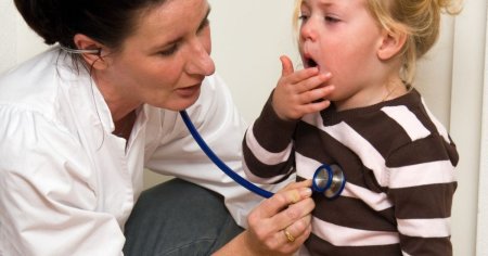 De ce sa eviti sa-i dai copilului antibiotic fara prescriptie medicala. Explicatiile unui medic