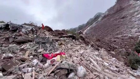 Zeci de persoane sunt date disparute in urma unei <span style='background:#EDF514'>ALUNECARI</span> de teren in provincia Yunnan, China