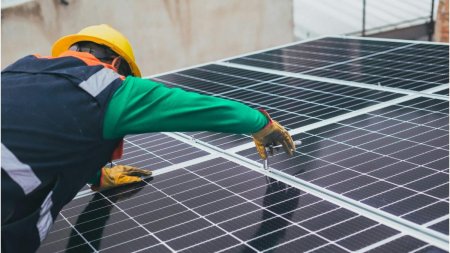 Se da startul Programului Casa Verde Fotovoltaice | Ministrul Mediului: 90.000 de gospodarii din Romania vor beneficia de o factura mai mica pentru <span style='background:#EDF514'>CURENTUL ELECTRIC</span>