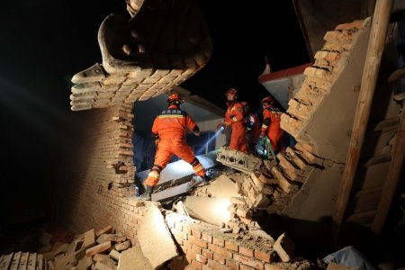 Cutremur de 7,1 de grade in China, la granita cu Kirghizstan. Case distruse si persoane ranite