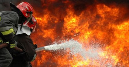Incendiu devastator intr-un bloc din Galati: o femeie a murit, iar 24 de locatari, dintre care patru copii, evacuati