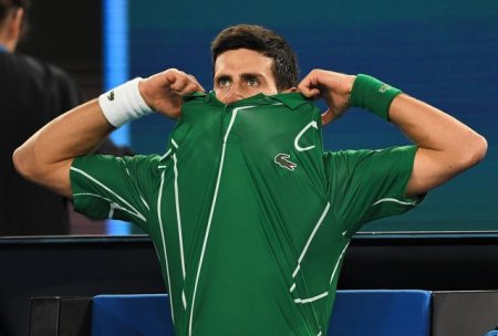 Novak <span style='background:#EDF514'>DJOKOVICI</span> este in careul de asi la Australian Open