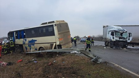 Accident teribil intre un autobuz si un camion, la Sanandrei, in Timis. Planul rosu de interventie a fost activat
