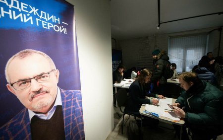 Mii de rusi stau la <span style='background:#EDF514'>COADA</span> pentru a-l sustine pe candidatul pacii, impotriva lui Putin. Care e singura sa promisiune VIDEO