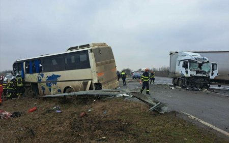Accident intre un TIR si un autobuz, in Timis. Sunt 11 victime, s-a activat Planul Rosu de Interventie. VIDEO