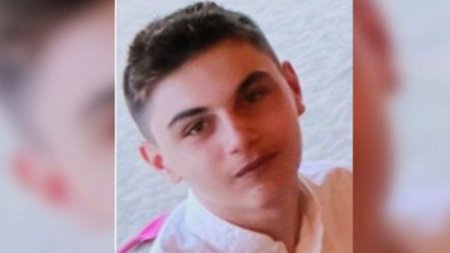 Acest baiat de 15 ani din Bucuresti a disparut. Politia cere ajutorul pentru a-l gasi