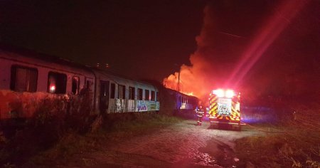 Incendiu la doua vagoane ale unui tren de calatorii. 20 de persoane au fost evacuate, nimeni nu a fost ranit