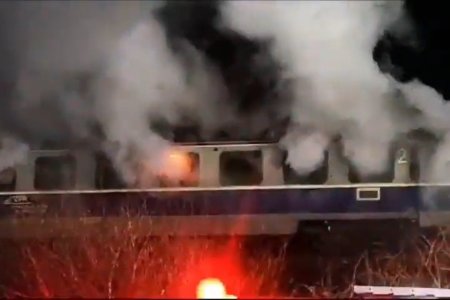 Un tren de pasageri a luat foc in mers, in Bistrita-Nasaud. Calatorii au fost evacuati, circulatia feroviara, oprita | VIDEO