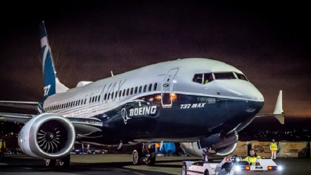 <span style='background:#EDF514'>UE CE</span>re verificarea unor avioane Boeing 737-900ER, dupa o alerta de siguranta a SUA
