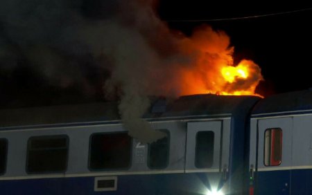 M-a trezit mirosul de fum. Incendiu intr-un tren de calatori, in Bistrita-Nasaud. Pasagerii au fost evacuati
