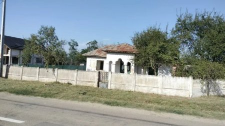 Un barbat din Vaslui si-a pus poarta pe un drum public, dupa ce a cumparat o casa in fata locuintei sale
