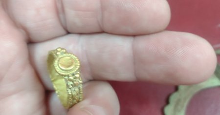 Inel de aur, vechi de 1.500 ani, descoperit de un cautator de comori langa Oradea