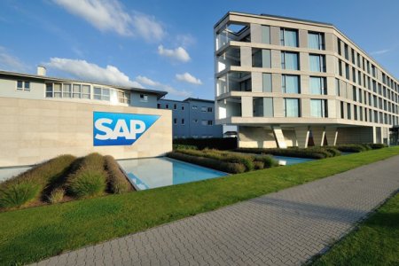 Turbulente la gigantul german SAP: Plan masiv de <span style='background:#EDF514'>RESTRUCTURARE</span> care vizeaza 8.000 de angajati sau 7% din forta de munca, pentru a pune inteligenta artificiala in prim plan. Unii angajati vor fi concediati si inlocuiti cu altii, iar altii vor primi oferte sa preia alte pozitii