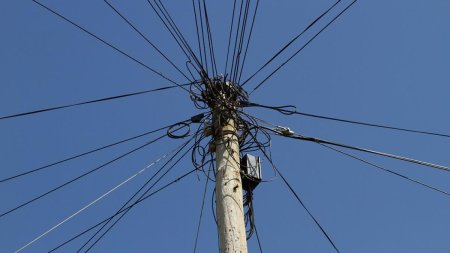Un stalp de electricitate a cazut pe o sosea din Suceava. Circulatia este blocata