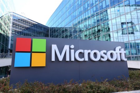 Capitalizarea bursiera a Microsoft a depasit pentru scurt timp 3.000 de miliarde de dolari in tranzactiile de miercuri
