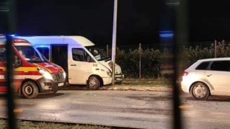 Accident cu doua <span style='background:#EDF514'>MICROBUZE</span> si o masina, in Bors, Bihor. Noua oameni au fost transportati la spital