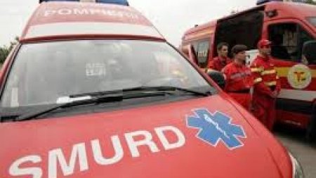 Accident cu doua <span style='background:#EDF514'>MICROBUZE</span> si un autoturism, la Bihor. 17 persoane evaluate medical, din care noua au ajuns la spital