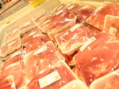 Cons<span style='background:#EDF514'>TATARE</span>a unui producator de mezeluri: Consumul de carne scade