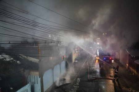 Incendiu puternic in Capitala: doua femei la spital, o casa distrusa si doua afectate
