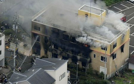 Un japonez a fost condamnat la moarte dupa ce a incendiat studioul de <span style='background:#EDF514'>ANIME</span>-uri Kyoto. 36 de oameni au murit