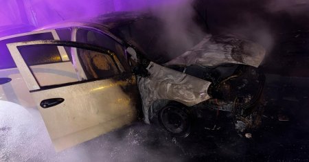 Doua masini, un BMW si un FIAT, au ars ca o torta intr-o parcare din Galati. Care este cauza incendiului VIDEO