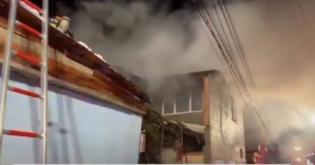 Incendiu devastator in Bucuresti! Marturia unei femei scoasa din flacari de pompieri: Am intrat in soc. Mi-a dat cineva o pastiluta si mi-am revenit