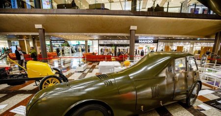 Prima masina aerodinamica din lume cu rotile in fuselaj, inventie a romanului <span style='background:#EDF514'>AUREL PERSU</span>, expusa la un mall FOTO