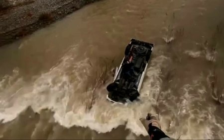 O femeie din California a ramas blocata pe o masina timp de 14 ore, in mijlocul unei ape